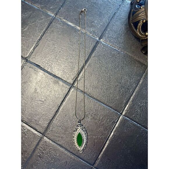 Elegant Green Jade Pendant Necklace with Silver Filigree Detailing vintage - Picture 2 of 4